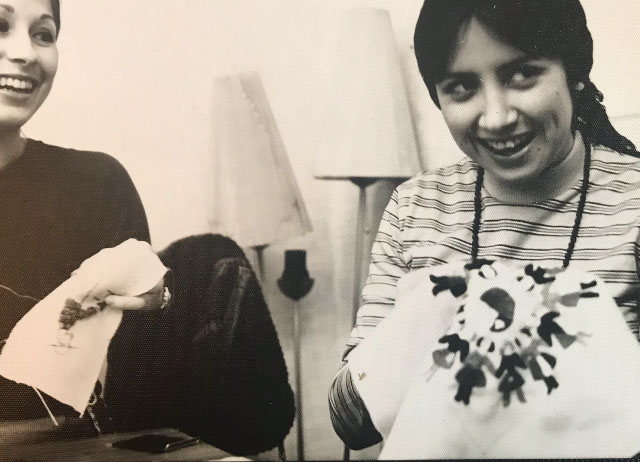 Carmen Herlinghaus während ihres Studiums in Rostock (damals DDR). Mit einer weiteren Exil-Chilenin fertig sie Handarbeiten um Geld in die Heimat zu schicken (1970er Jahre)